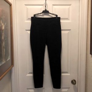 Women’s Bar III Black skinny pants.
